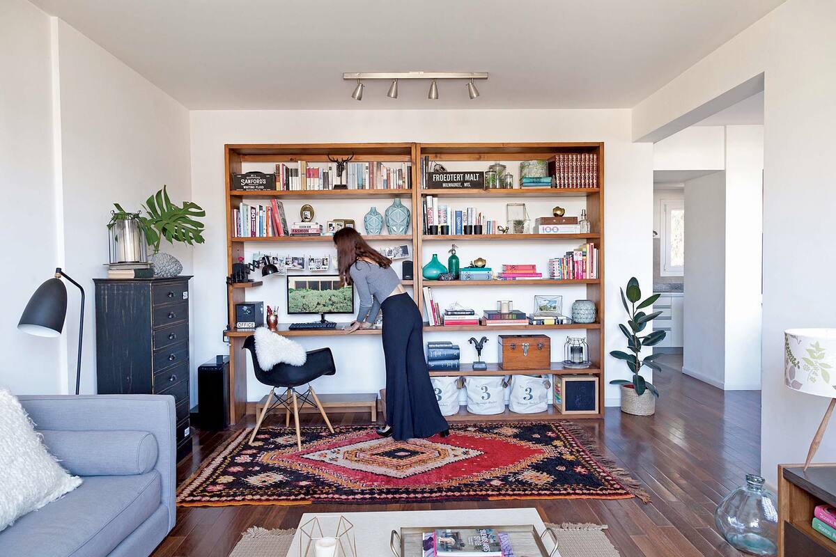 Foto de un living con biblioteca a medida con canastos para juguetes.