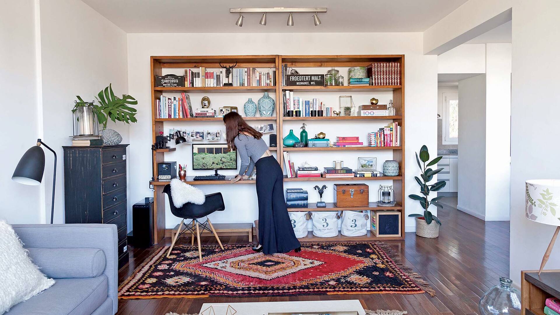 Foto de un living con biblioteca a medida con canastos para juguetes.
