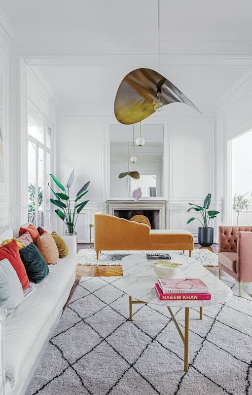 Foto de un living con chaise longue en terciopelo sobre alfombra.