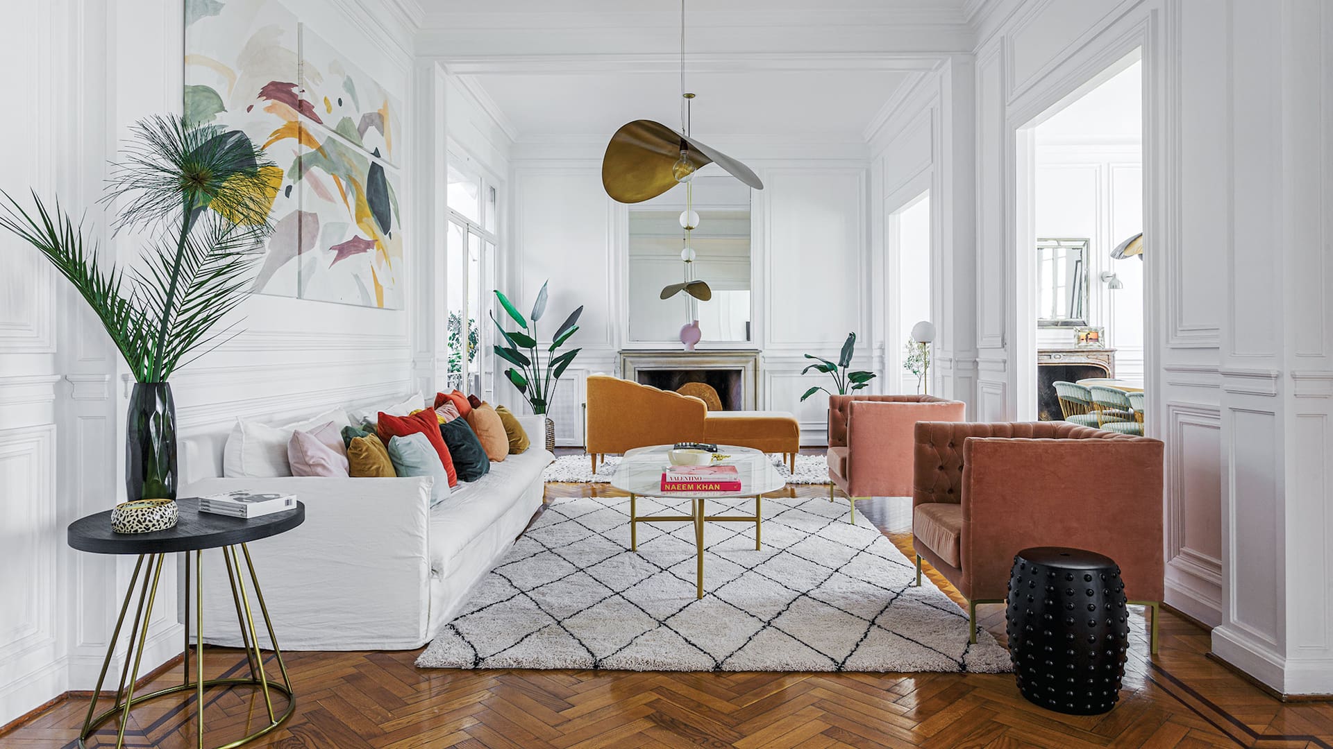 Foto de un living con chaise longue en terciopelo sobre alfombra.