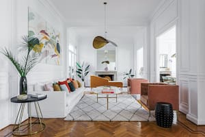 Foto de un living con chaise longue en terciopelo sobre alfombra.