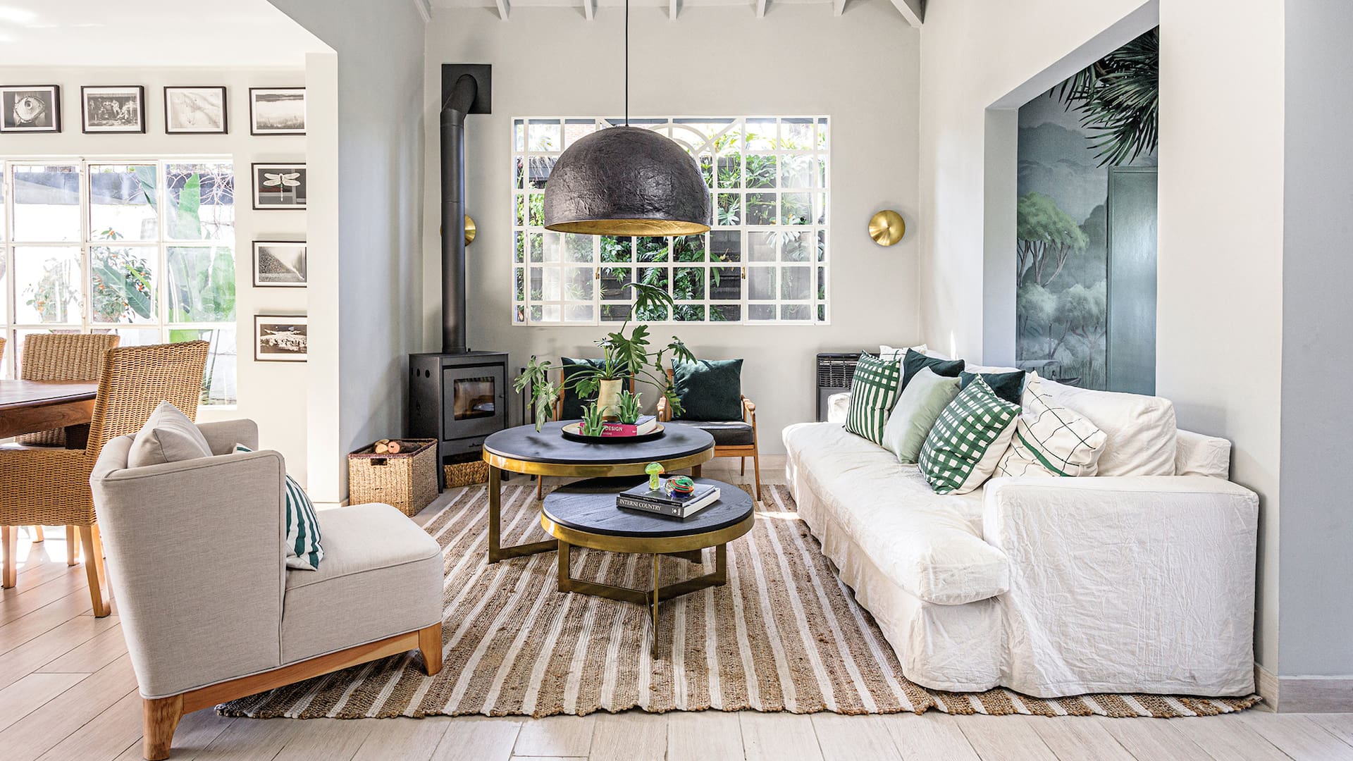 Foto de un living con chimenea, sillón blanco, mesas bajas y lámpara de techo.