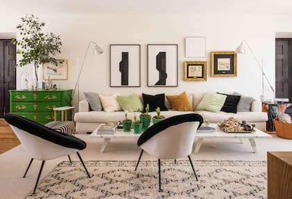 Dúo de lámparas de pie (Original BTC), sofá y mesas ratonas esculpidas en mármol (todo Joana Aranha Signature) y cómoda verde (Moissonnier).