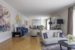 Foto de un living con dos alfombras similares que se usaron para demarcar sectores sin perder su relación.