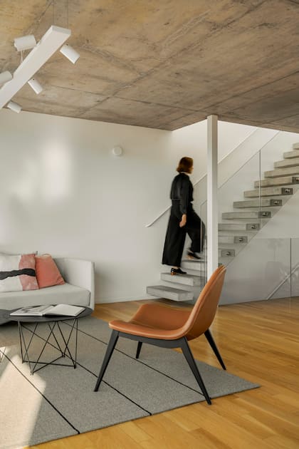 Eleonora no quería nada que fuera incómodo en su casa. Fue en persona al showroom de Nosten para probar las butacas "Paraná". "Comprobé que no solo tienen un diseño perfecto, además son lo más cómodo del mundo".