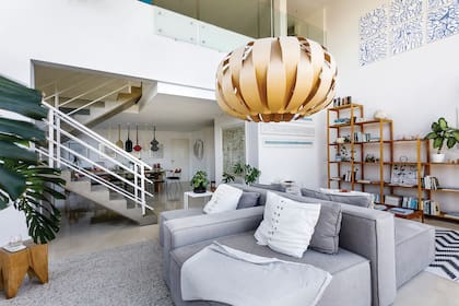 La estantería (Net Muebles) estaba debajo de la escalera en su casa anterior y quedó perfecta aquí.
