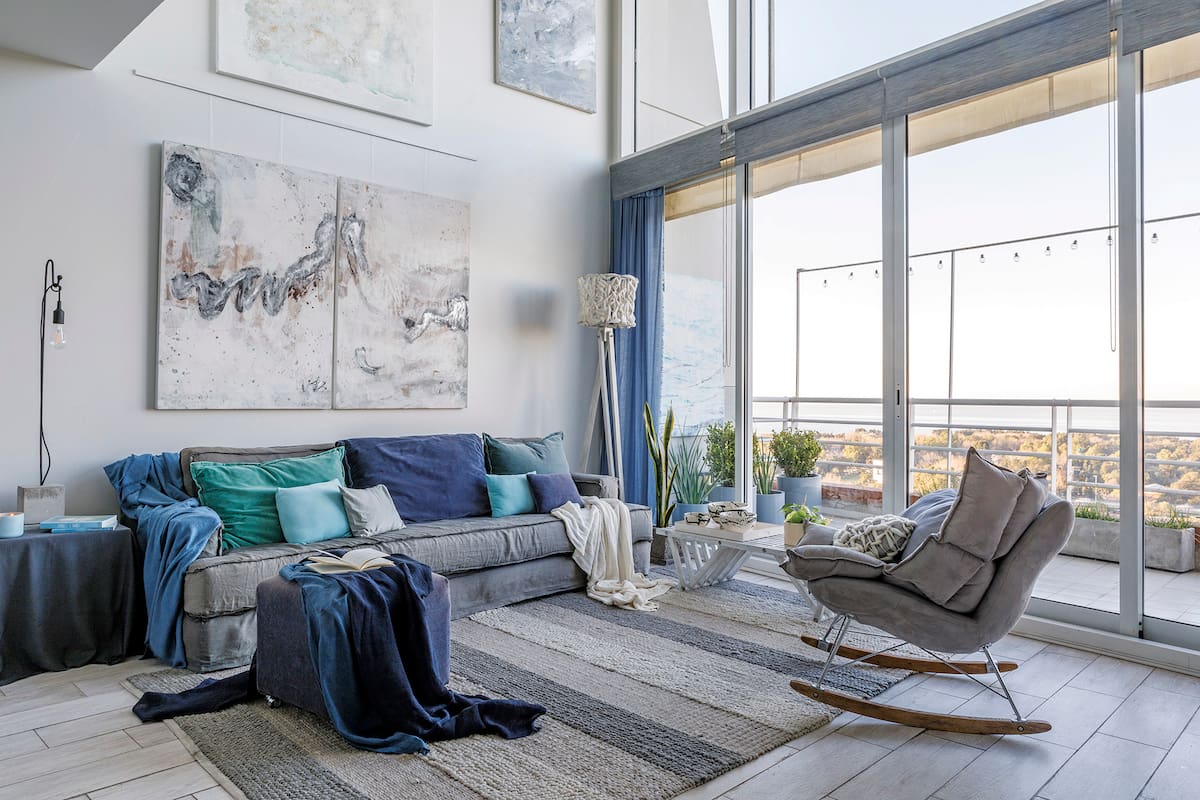 Foto de un living con mesa-banco de madera y sillón gris.