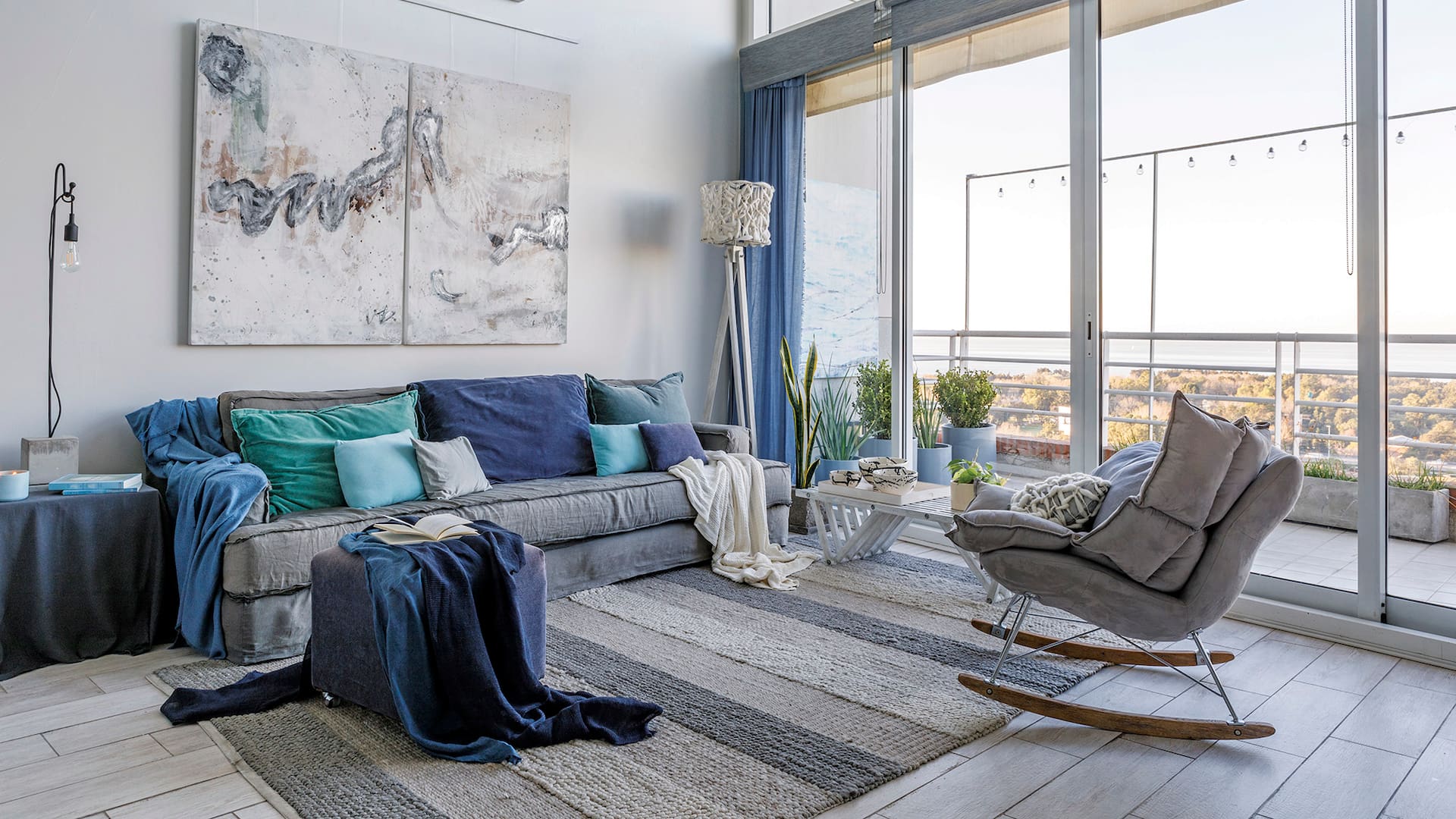 Foto de un living con mesa-banco de madera y sillón gris.
