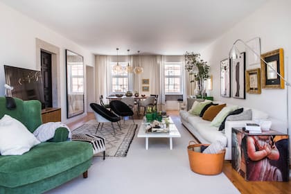 Mesita ‘Cubo’ forrada con paneles acrílicos y sillón en terciopelo verde (todo de Joana Aranha Signature).