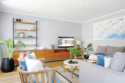 Mueble (diseño de Maga Muchnik y Estudio Verde Concreto). Lámpara (Casa María Paula). Plantas y macestas (Ciudad Naturaleza). Obra de Romina Haiatzanian, pintura látex Trofeo de Plata (Alba). Biblioteca (Dash).