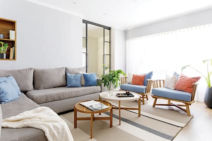 Cortinas (Félix Escobar). Manta (Luna Deco). Textiles (Casa Almacén). Sillones tapizados en género gris (MVL Deco).