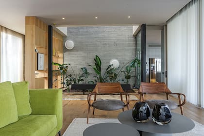 El pulmón interno, también marca el recorrido hacia el sector de la cocina y el comedor.