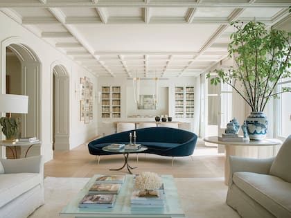 El sillón azul es un clásico moderno original del diseñador italiano Ico Parisi. Aunque es con un punto focal importante, aquí la clave viene desde arriba.