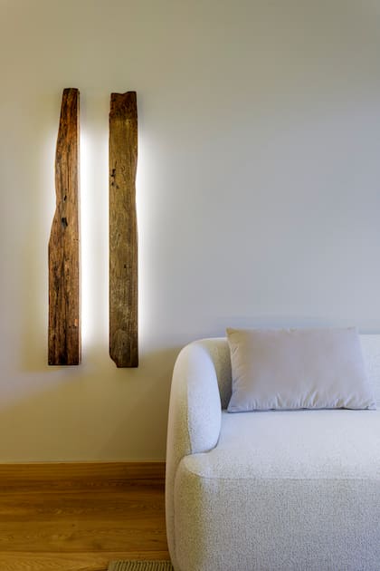 En un gesto escultórico, se colocaron maderas de demolición como artefactos, incorporándoles luz led para crear un ambiente cálido al atardecer.