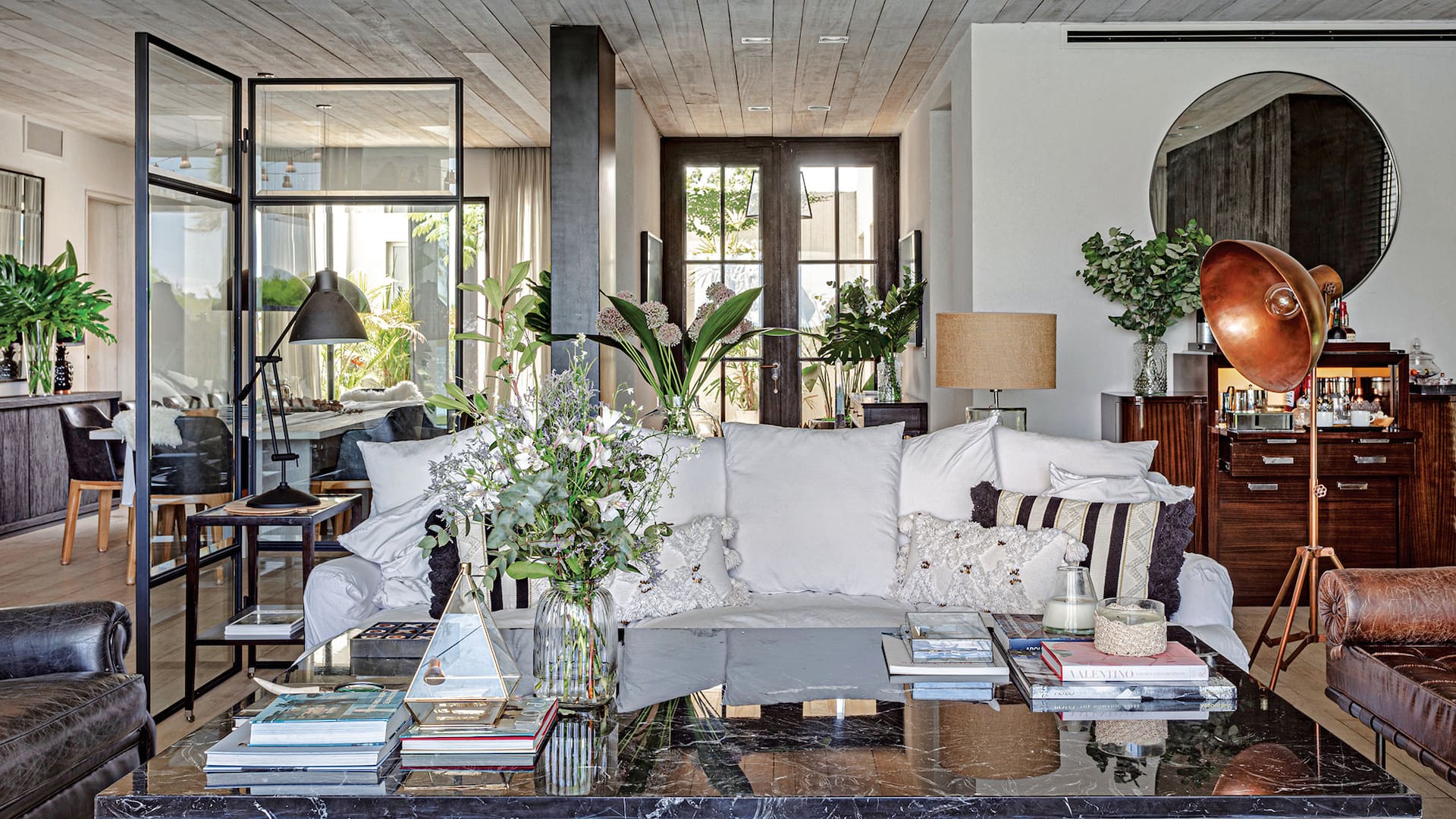 Foto de un living con sillón de cuatro cuerpos, mesa baja y biombo.