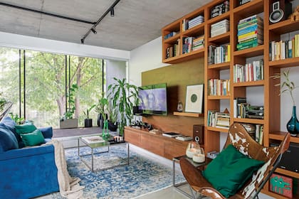 En la biblioteca, jarrón de vidrio ahumado (Casa María Paula), obra (Färg Art).