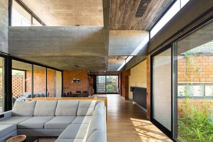 Al fondo, uno de los 7 patios que le da luz al sector de la escalera y a los dormitorios.