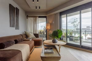 Foto de un living con sillón en terciopelo marrón.