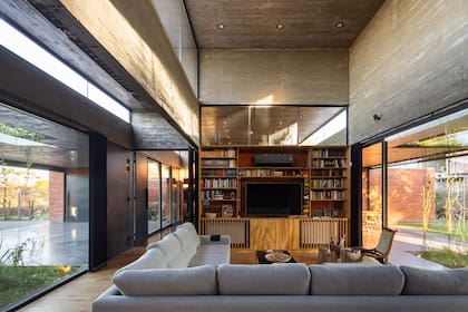 La conjunción de texturas, el verde de los patios y el ingreso de luz desde diferentes alturas les da a los interiores un diseño en calidad espacial muy particular.