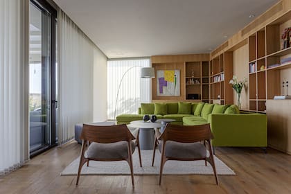 Sillón (Barrionuevo Sierchuk). Sillas ‘Celine’ del diseñador brasileño Jader Almeida para la firma Sollos (Solsken). Lámpara 'Twiggy' (Foscarini). Piso de roble de Eslavonia (Patagonia Flooring).