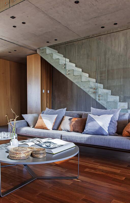 Foto de un living con sofá ‘Troika’ con estructura de hierro pintado y sillones individuales ‘Poul trenzada’ con asiento hilado de PVC.