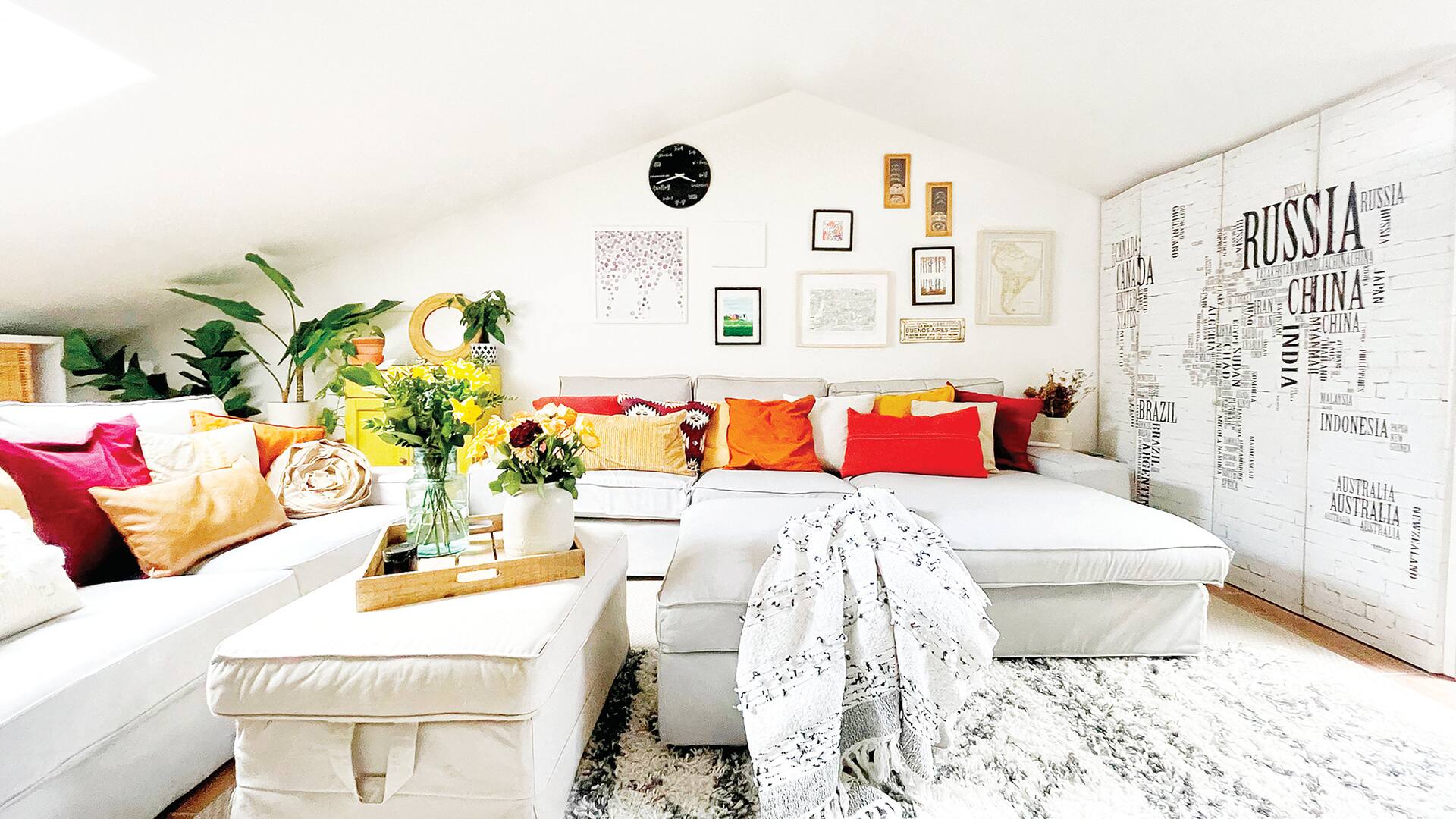 Foto de un living con sillones en blanco.