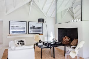 Foto de un living con sillones y chimenea.