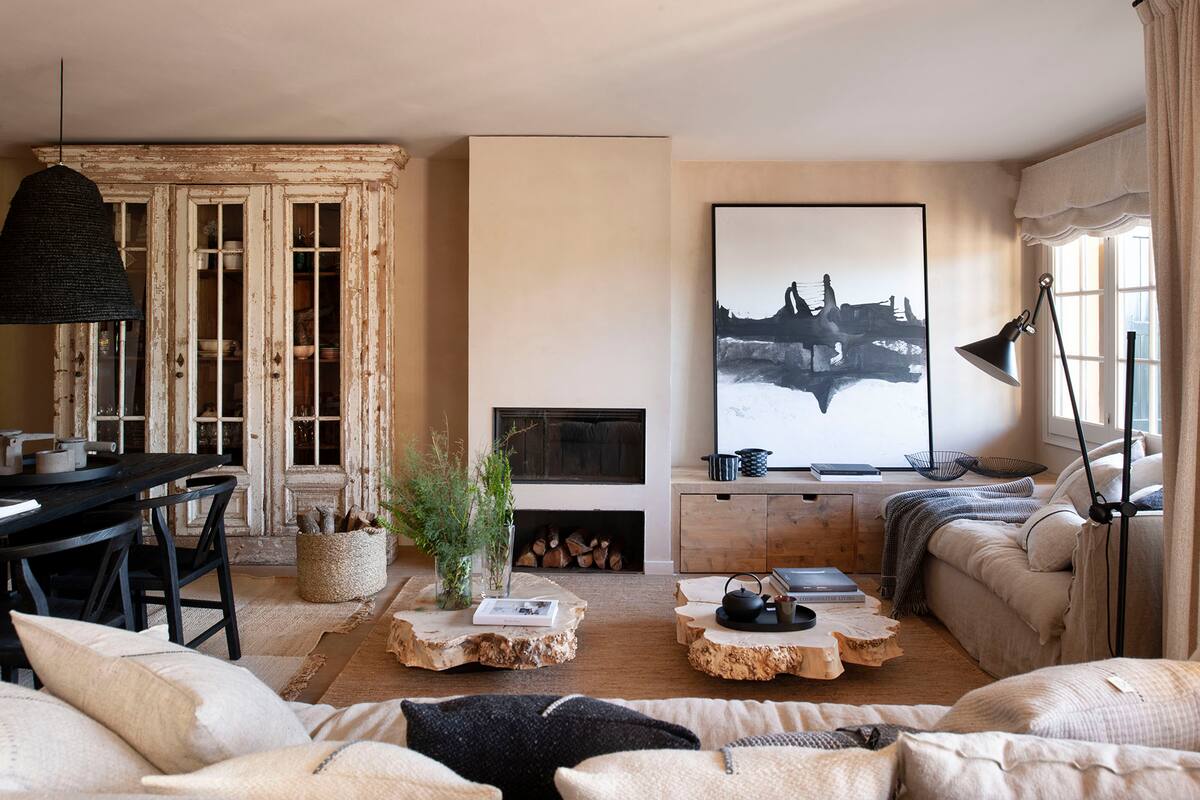 Foto de un living con sofá y chaise longue, mesitas y bandeja con tetera y vasito.