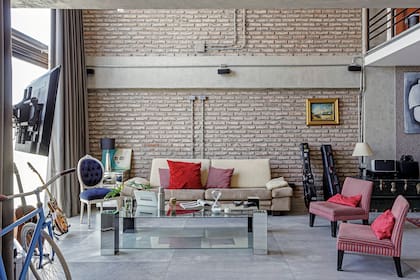 Sobre el living instalado, Leandro incorporó algunos elementos como el baúl y la silla de estilo, dos objetos que encontró en incursiones por mercados de antigüedades que suele hacer con su mamá. También una pintura, obra de Federico Prisco.