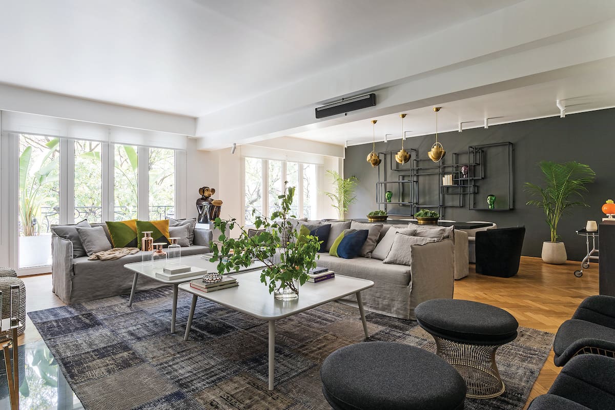 Foto de un living conectado con comedor en un depto de los años 30 renovado.