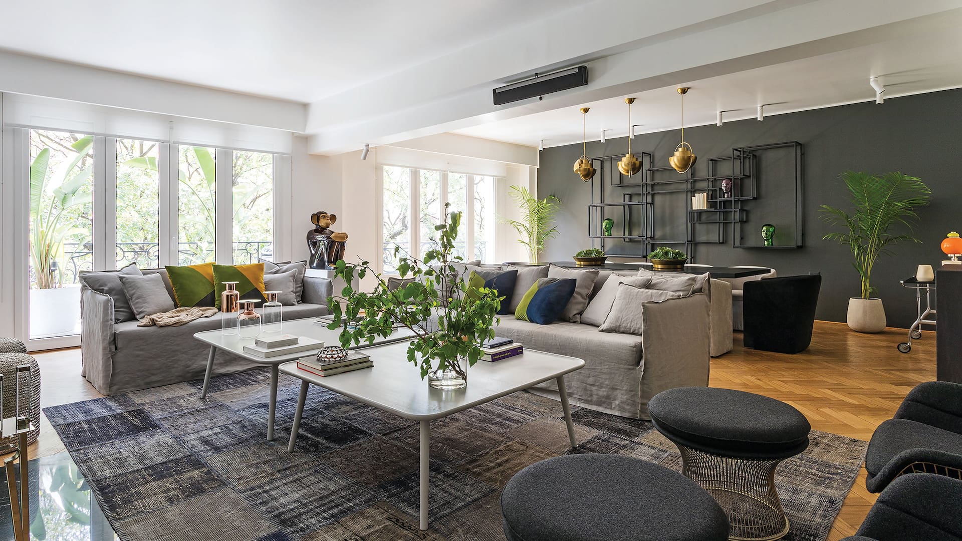 Foto de un living conectado con comedor en un depto de los años 30 renovado.