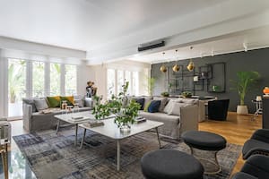 Foto de un living conectado con comedor en un depto de los años 30 renovado.