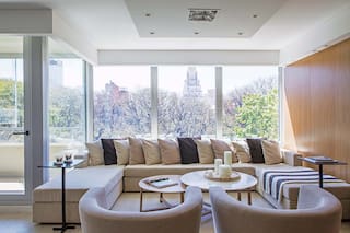 Muebles funcionales y grandes aberturas en un depto con vista a una plaza de Núñez