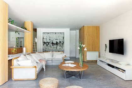 Mesa ratona y banquetas de Diseño Base, la marca de la dueña de casa.