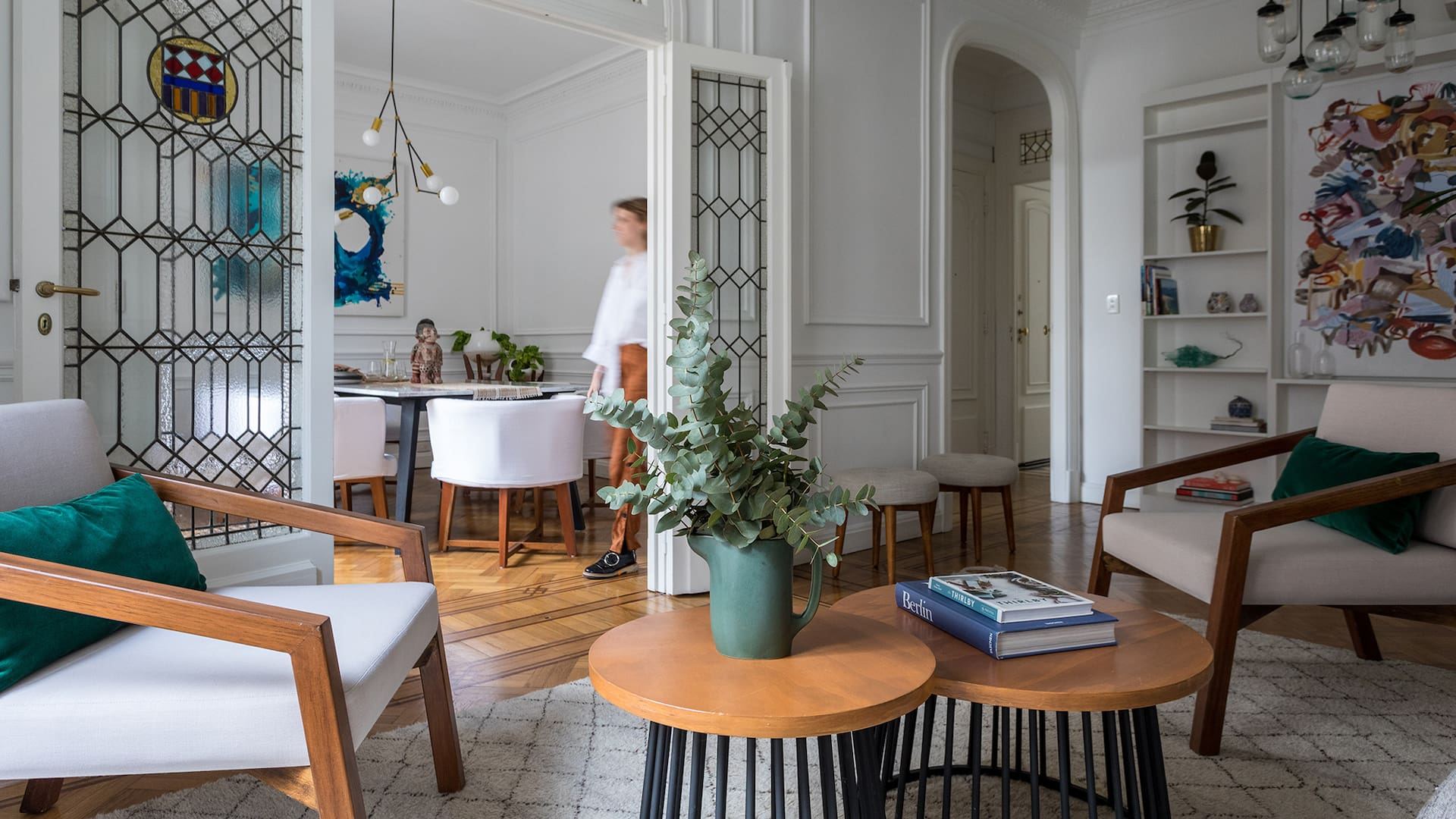 Foto de un living y un comedor que se conectan por puertas con vitraux.