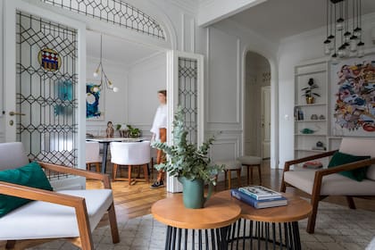 El living y el comedor se conectan por puertas con vitraux. . El parquet de roble de Eslavonia es el original, que se restauró en puntos específicos.
