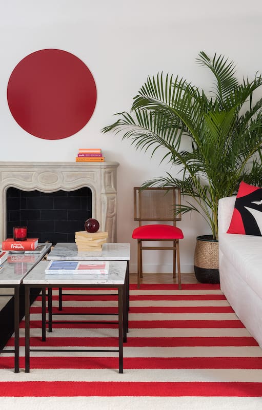Foto de un living con Mesas de centro con tapa de mármol Travertino. Alfombras ‘Rayada’. Póster de Alexander Calder comprado en el MoMA.
