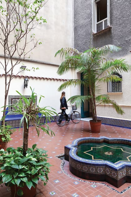 Tras un patio andaluz, un depto con detalles de estilo intactos que se ...