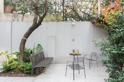 La parte trasera del terreno se recuperó. El paisajismo estuvo a cargo de los arquitectos, que trabajaron de la mano con un jardinero.