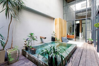 El revestimiento del estanque es de piedra índigo (Design Lovers).