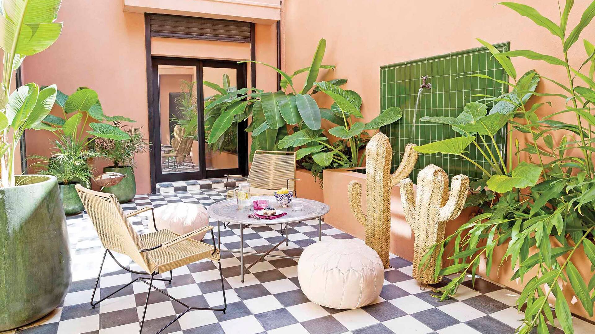 Foto de un patio con revestimiento plástico color terracota y fuente con cerámicos esmaltados.