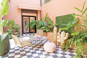 Foto de un patio con revestimiento plástico color terracota y fuente con cerámicos esmaltados.
