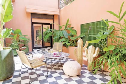 Revestimiento plástico (Código N122, Quimtex) y fuente con cerámicos esmaltados (Marita Cardini). Sillones (Lebon House), mesa-plato, puf de cuero y cactus (Kasbah). Paisajismo diseñado por Cristina Rodríguez Katz, de Moebius Studio.