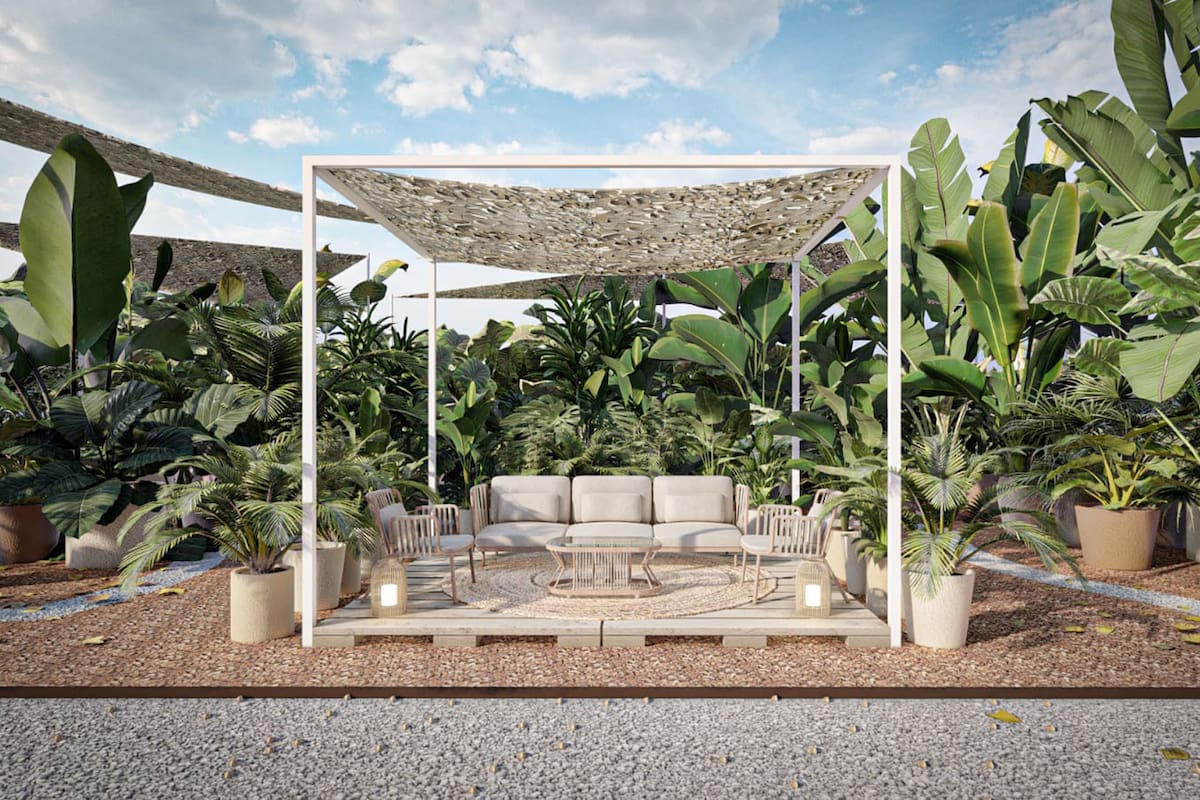 Foto de un patio con silló blanco, alfombra de fibras naturales y plantas.