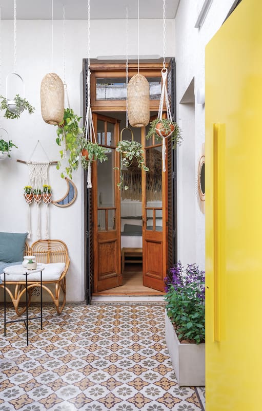Fotos de una terraza renovada, con mural y comedor, en un PH.