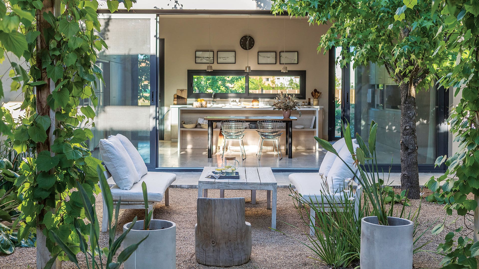 Foto de un patio interno con juego de sillones y mesa baja de madera.