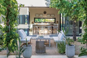 Foto de un patio interno con juego de sillones y mesa baja de madera.