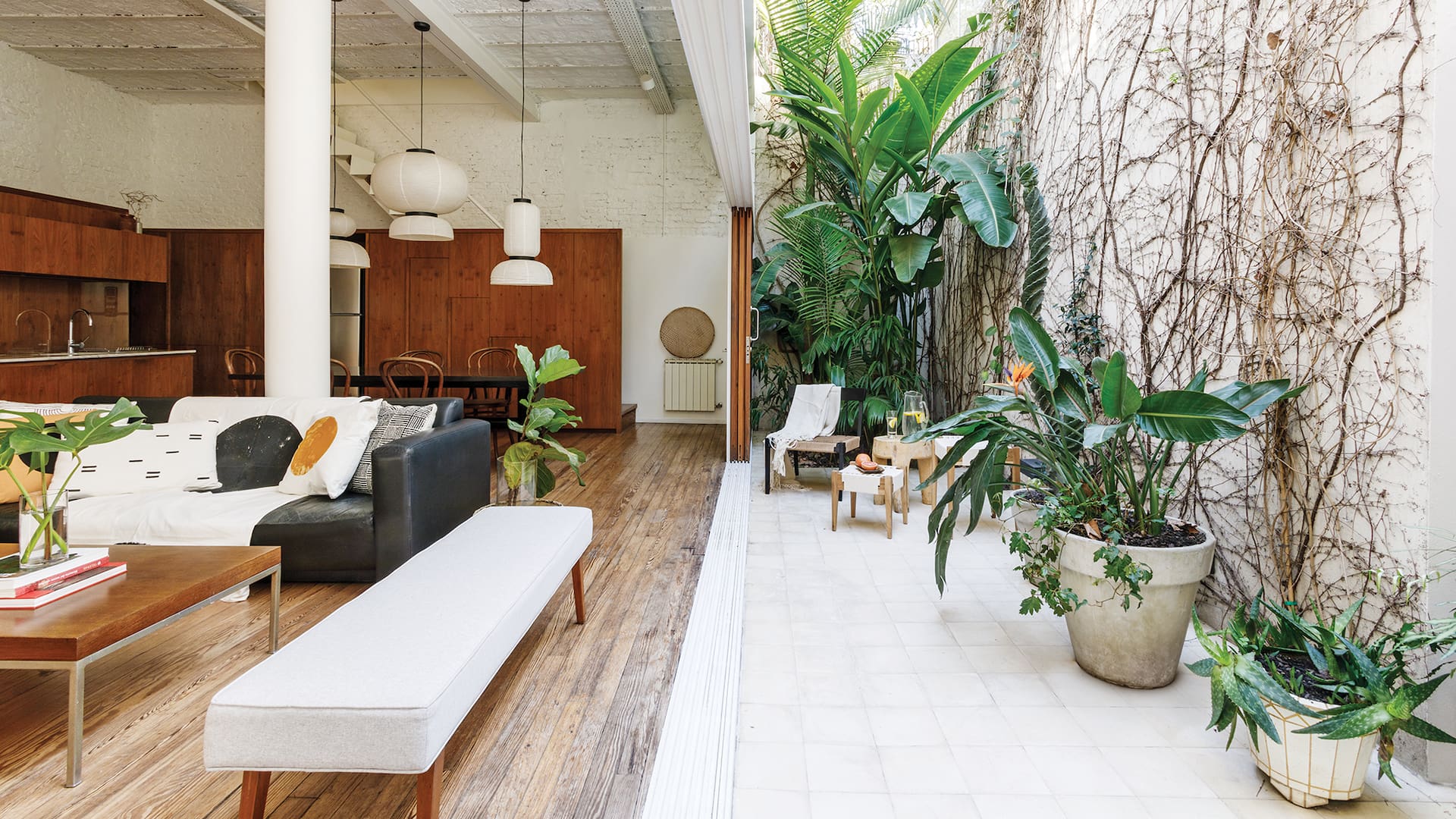 Foto de un PH renovado con un patio que se conecta de forma total con el interior.