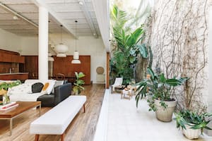 Foto de un PH renovado con un patio que se conecta de forma total con el interior.