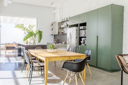 El sector del comedor se conecta con el de cocina y, más allá, la galería con parrilla, que es un ambiente más.